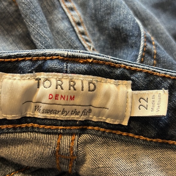 Torrid Plus Size White Label Denim Crop Flare Vintage Stretch High-Rise Jeans - Picture 3 of 4